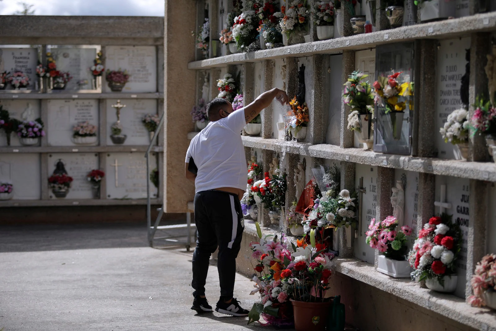 Los cementerios de la provincia vuelven a llenarse de malagueños para honrar la memorias de sus seres queridos, una actividad que el año pasado fue mucho menos multitudinaria por la pandemia. Imagen tomada en Parcemasa. 