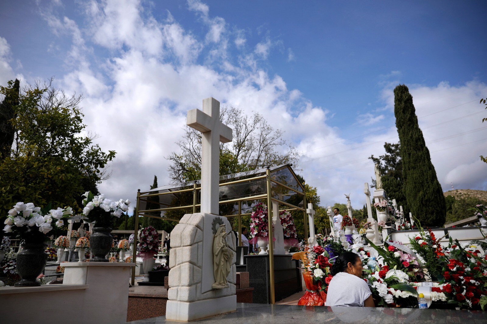 Los cementerios de la provincia vuelven a llenarse de malagueños para honrar la memorias de sus seres queridos, una actividad que el año pasado fue mucho menos multitudinaria por la pandemia. Imagen tomada en Parcemasa. 