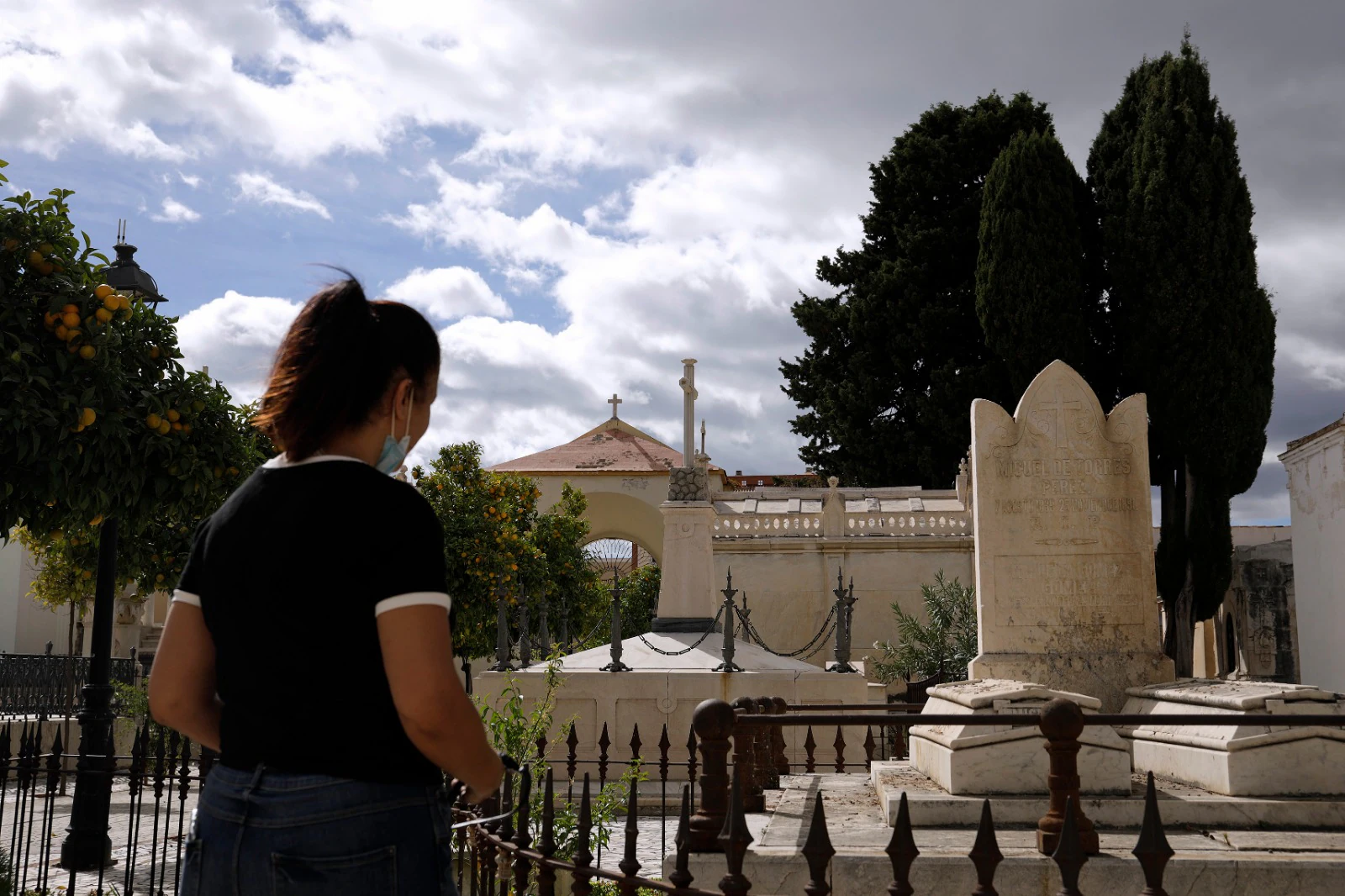 Los cementerios de la provincia vuelven a llenarse de malagueños para honrar la memorias de sus seres queridos, una actividad que el año pasado fue mucho menos multitudinaria por la pandemia. Imagen del cementerio de San Miguel.