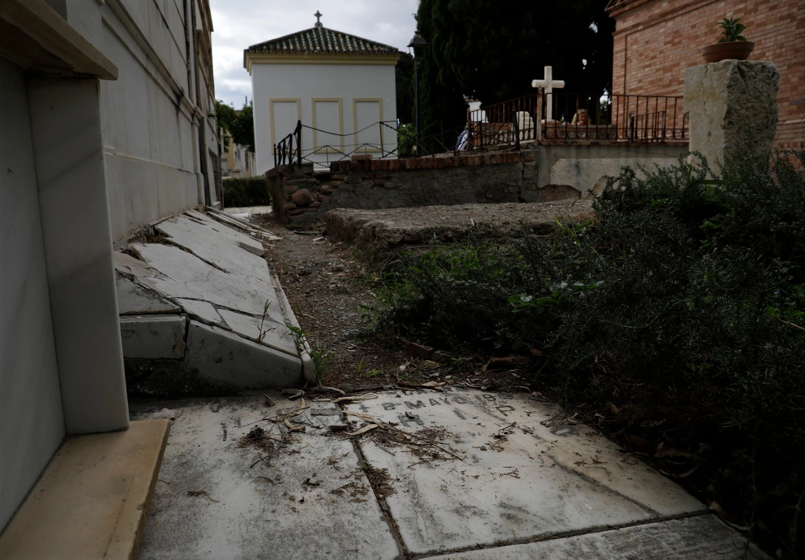 Los cementerios de la provincia vuelven a llenarse de malagueños para honrar la memorias de sus seres queridos, una actividad que el año pasado fue mucho menos multitudinaria por la pandemia. Imagen del cementerio de San Miguel.. 