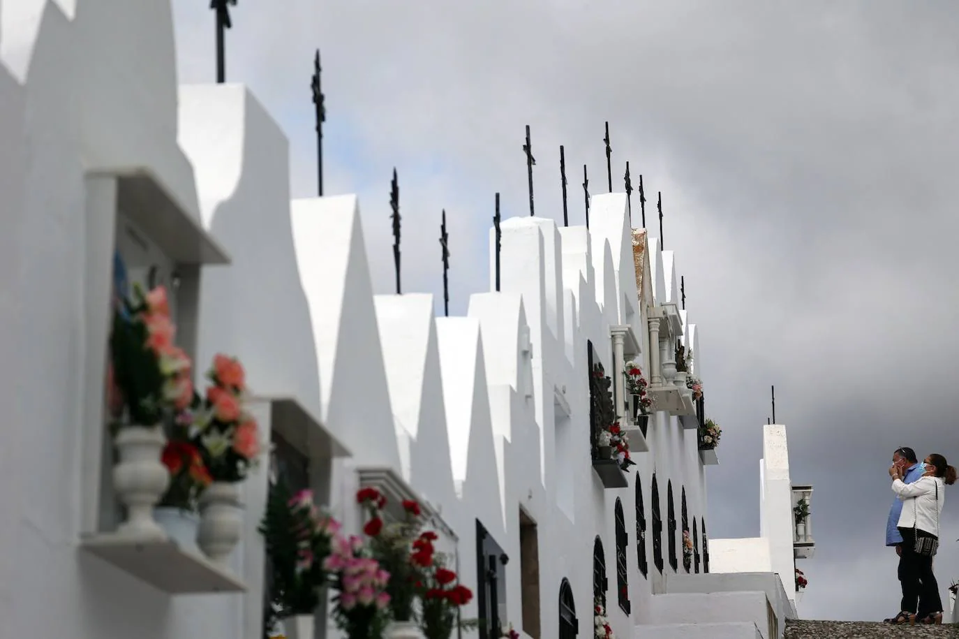 Los cementerios de la provincia vuelven a llenarse de malagueños para honrar la memorias de sus seres queridos, una actividad que el año pasado fue mucho menos multitudinaria por la pandemia. Imagen de Casabermeja. 