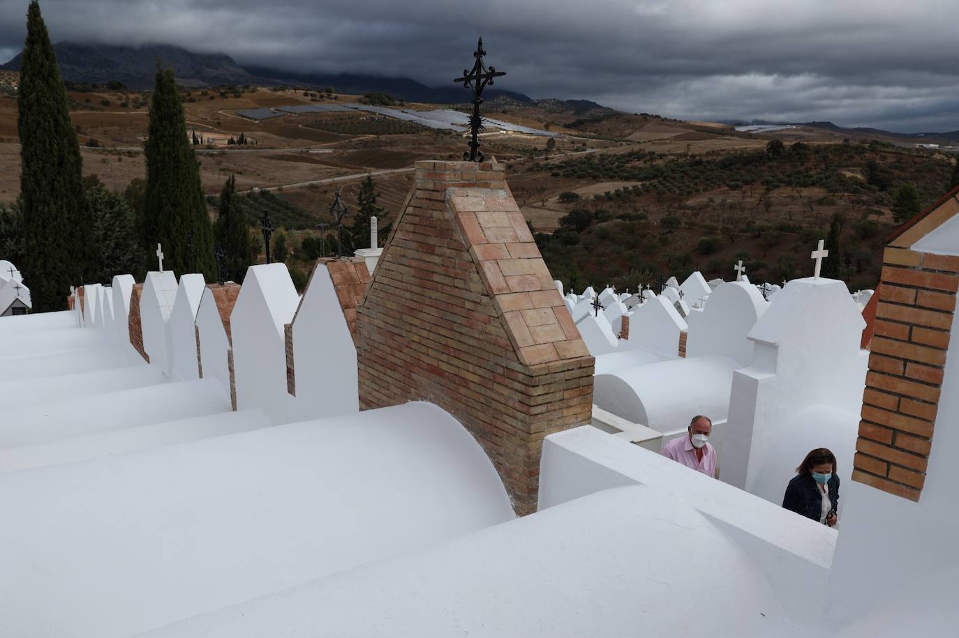 Los cementerios de la provincia vuelven a llenarse de malagueños para honrar la memorias de sus seres queridos, una actividad que el año pasado fue mucho menos multitudinaria por la pandemia. Imagen de Casabermeja. 