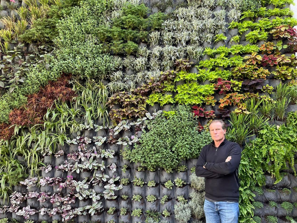 Ignacio Benthem frente a uno de los jardines verticales de Acer. 