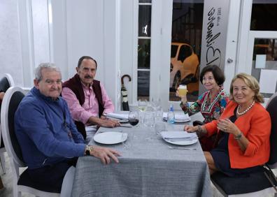 Imagen secundaria 1 - Ambiente en la terraza del Bilmore. Antonio Castaño, Domingo Cerro, Maite Calduch y Carmen Giráldez. Carmen Torres, Puri Ruiz, David García, Virginia Quintero, José Ruiz y Adolfo Ruiz.