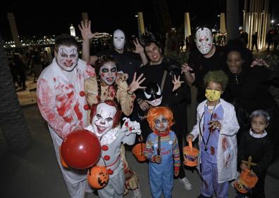 Imagen secundaria 1 - Miedo por un rato: Jonatan, David, Toni y Pepa fueron de los pocos particulares que crearon un escenario de terror en Churriana en el patio de su casa. Muelle Uno también acogió celebraciones. Churriana se adapta: Familias y pequeños caminaron por el municipio durante toda la tarde y acudieron a las actividades del pabellón de Las Pedrizas. 