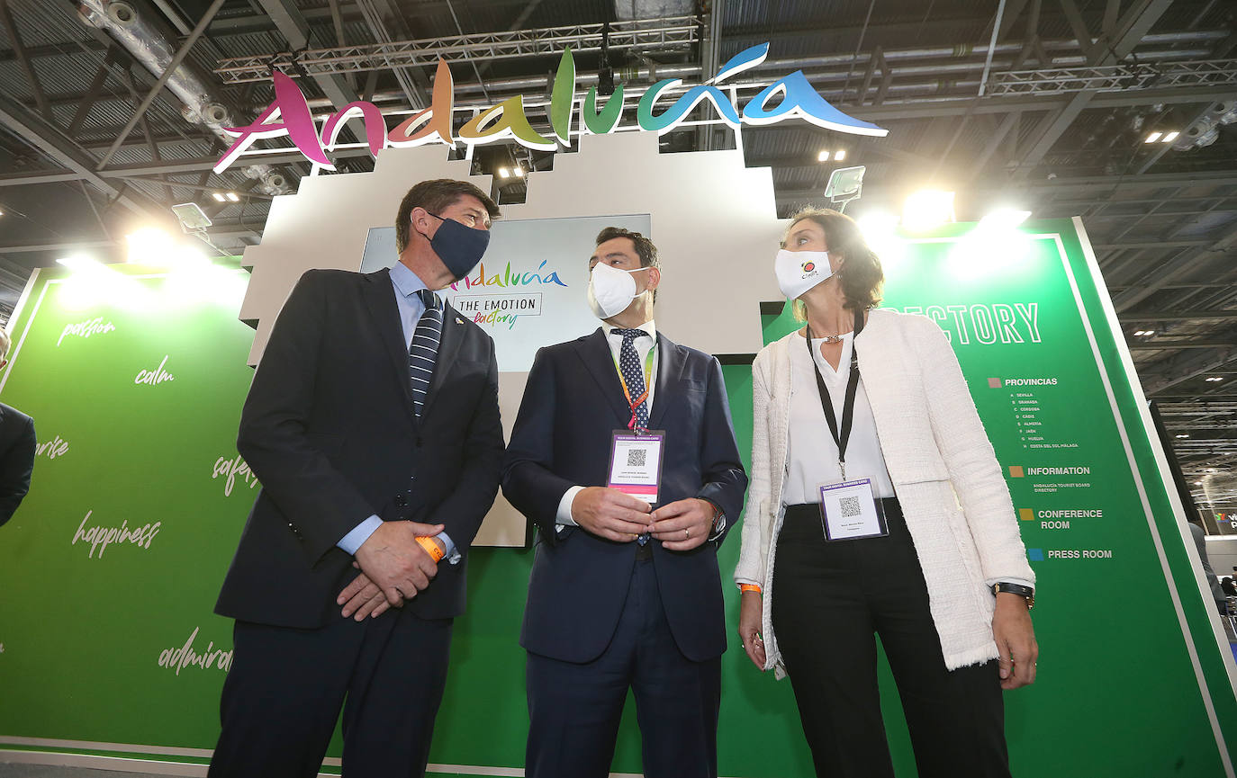 Juanma Moreno, Juan Marín y Reyes Maroto junto al expositor de Andalucía en la WTM de Londres. 