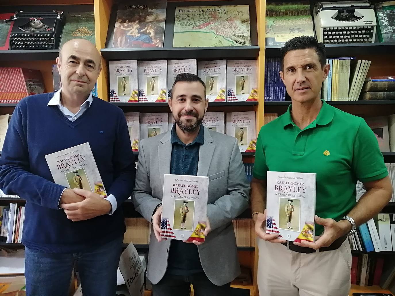 El autor junto a José Luis Rodríguez (familiar de Brayley prologuista del libro) y Pepe Luis Martín (matador de toros epiloguista del libro).