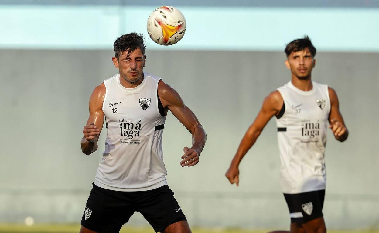 Chavarría, junto a Kevin, durante un entrenamiento del Málaga. 