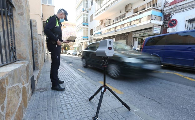 Los radares portátiles se pueden instalar en cabinas, sobre un trípode o acoplarse al coche patrulla. 