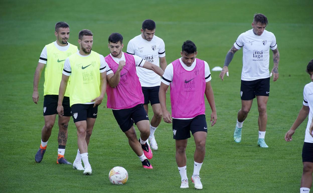 Jugadores del Málaga durante un entrenamiento reciente. 