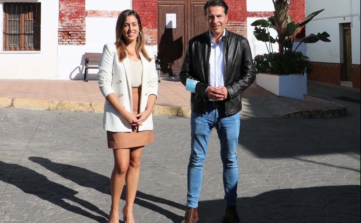 La concejala de Cultura y Patrimonio, María de los Ángeles Ruiz, y el alcalde de Torrox, Óscar Medina, junto a la ermita. 