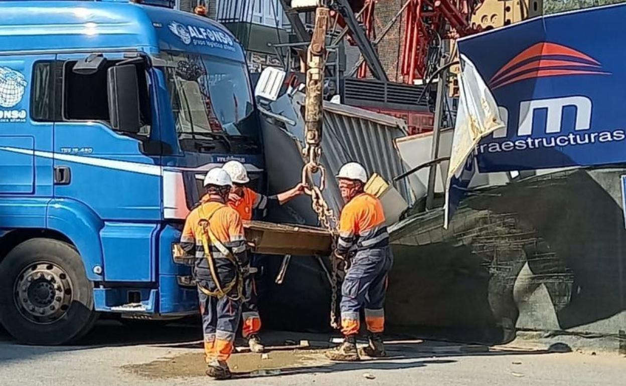 Una viga cayó sobre la caseta de los operarios a finales de septiembre, sin causar daños personales. 