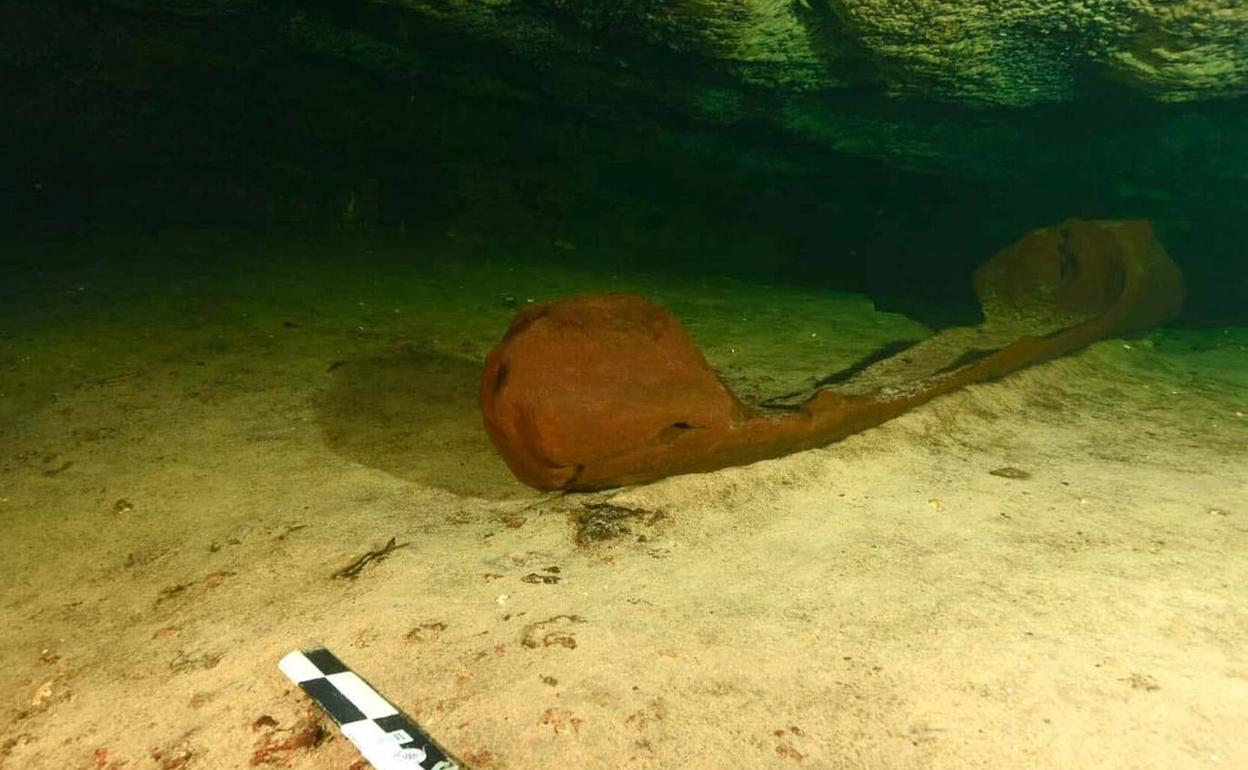 Impresionante hallazgo en México: Encuentran en un cenote una canoa maya con unos 1.000 años de antigüedad