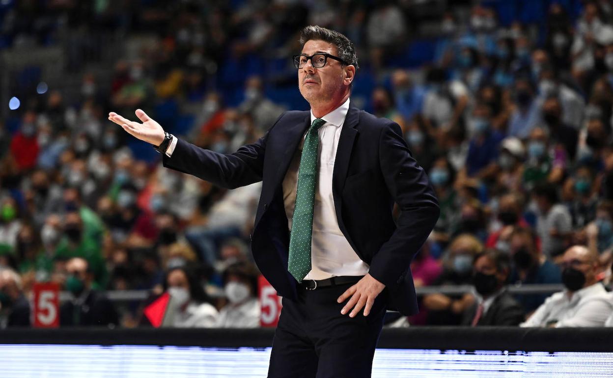 El entrenador del Unicaja, Fotis Katsikaris, en un gesto de desaprobación. 