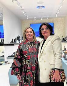 Imagen secundaria 2 - Arriba, Montse Caubet, Elena Cobos y Carmen Caubet, frente a su tienda Pompeu. En la segunda foto, Flora Chiarello, Santiago García y Alba Vico, empleados de la tienda de Pompeu en Málaga. En la última foto, Montse y Carmen Caubet, las hermanas catalanas fundadoras de Pompeu