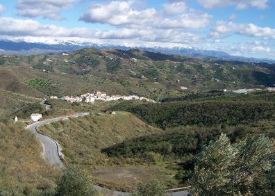 Imagen secundaria 1 - Arriba, imagen de la antigua escuela de Macharaviaya, destruida en la Guerra Civil; abajo a la izquierda, vista del casco urbano en la actualidad y a la derecha, la novelista Sofía Tarazón, con su obra. 