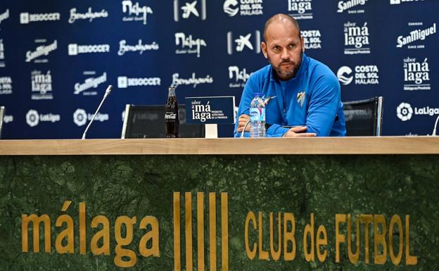 El entrenador del Málaga, José Alberto López, en la sala de prensa de La Rosaleda.