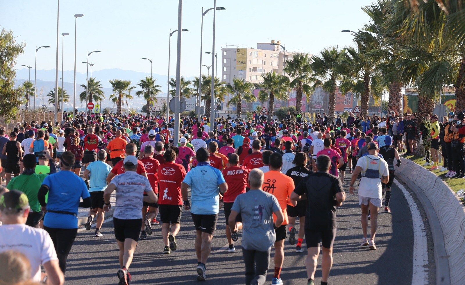 Unos 7.000 corredores estaban inscritos para recorrer las calles de la ciudad en la edición de 2021. 