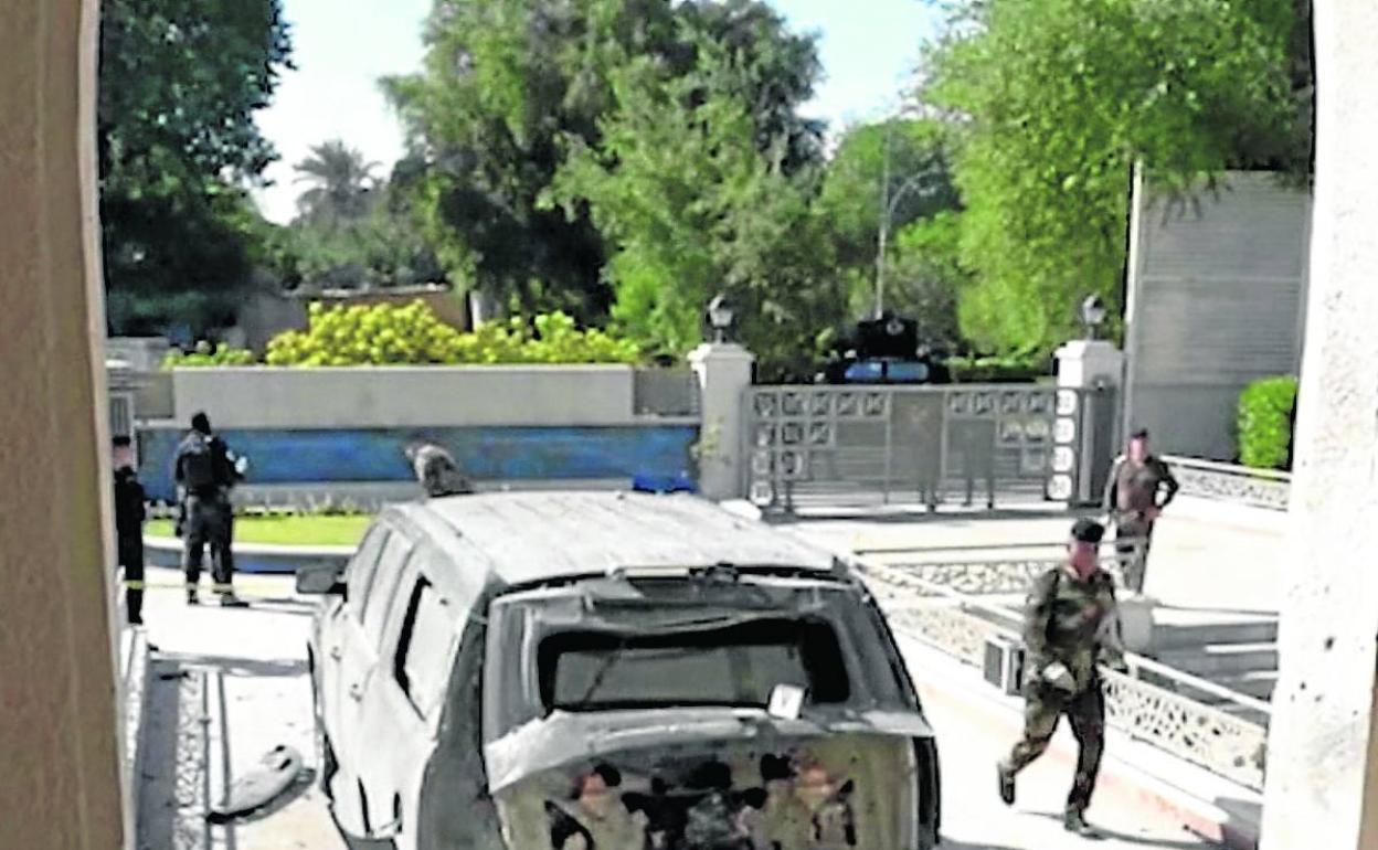 El impacto del dron contra la fachada de la residencia oficial del primer ministro causó graves desperfectos. 