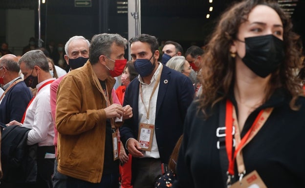 Ignacio López dialoga con Daniel Pérez antes de la clausura.