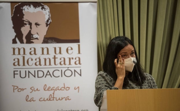 Imagen principal - Rosaura Romero, Pablo Cantó e Irene Sierra, durante el acto. 