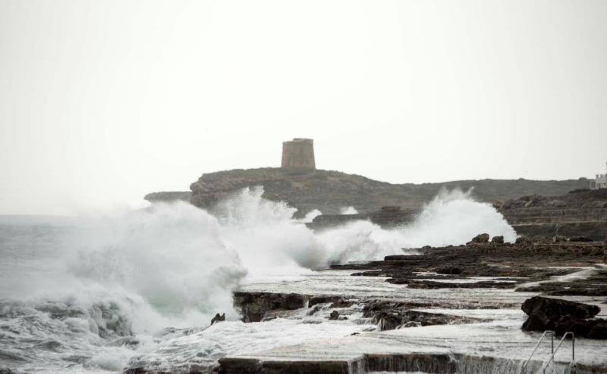 El paso de 'Blas' dejará olas de hasta cinco metros en distintos puntos. 