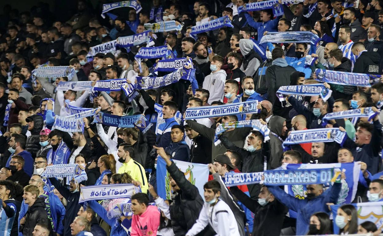 Aficionados del Málaga, durante el choque contra el filial de la Real Sociedad. 