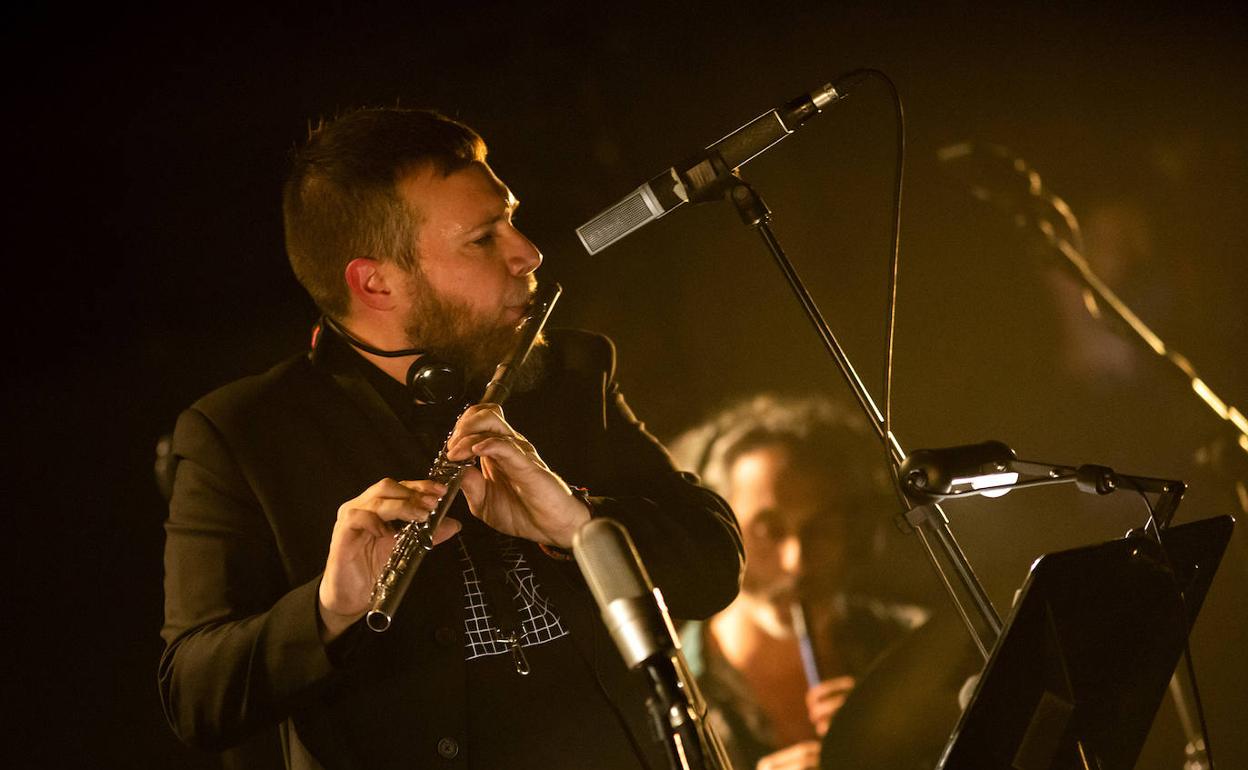 Tete Leal, junto a los músicos sobre las tablas del Cervantes. 