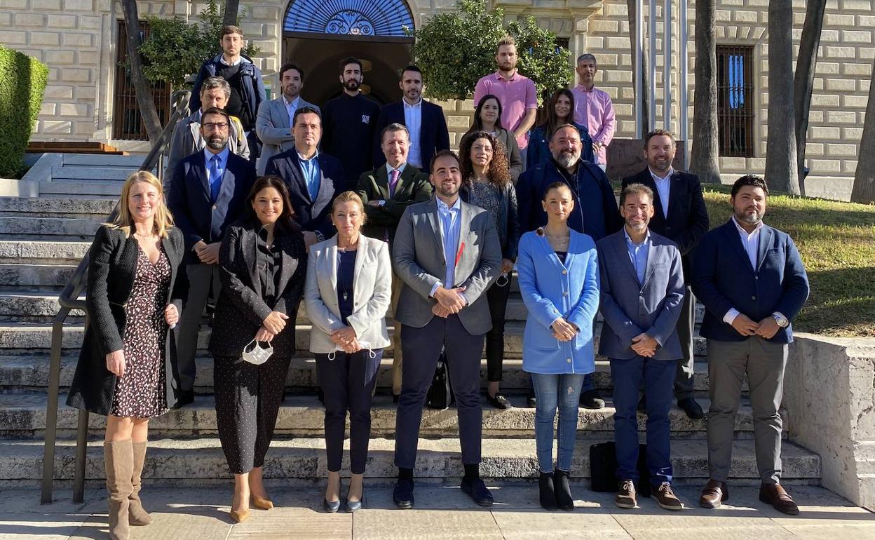 Empresas que optan al premio en la doble modalidad y jurado compuesto por representantes políticos y empresariales, en una foto de familia. 