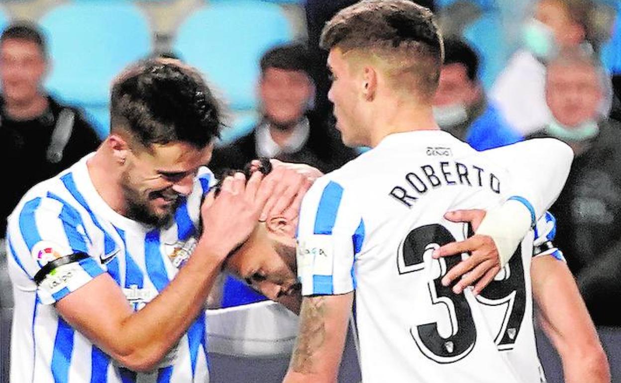 Genaro felicita a Antoñín y Roberto tras el 1-0 a la Real Sociedad B. 