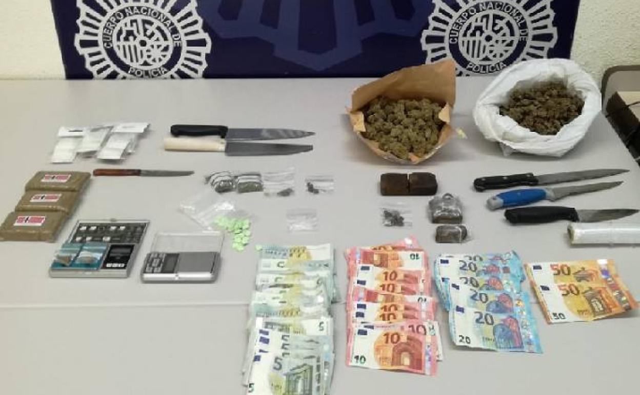 Detienen a tres hermanos como cabecillas de un punto de venta de drogas en Estepona