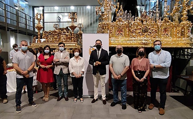 Guardiola, en el centro, junto a miembros de su junta de gobierno. 