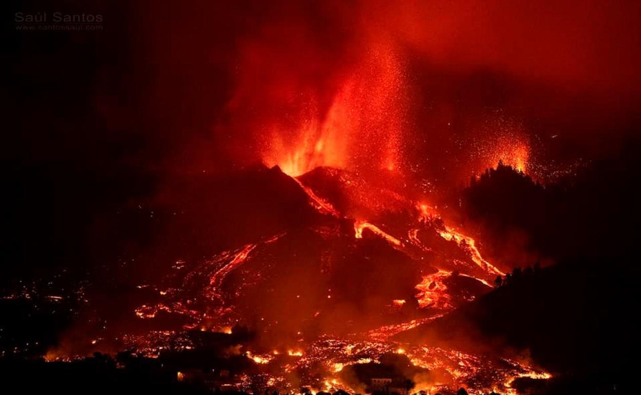 Imagen del volcán en erupción en La Palma
