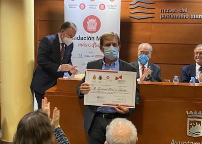 Imagen secundaria 1 - Belén Molina, recogiendo el reconocimiento de Pedro Jesús Plaza. Gabriel Olveira, el premiado en la categoría de Ciencias. Andrés Camino, el segundo premiado en la categoría de Humanidades. 