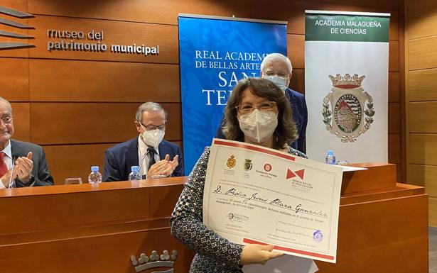 Imagen principal - Belén Molina, recogiendo el reconocimiento de Pedro Jesús Plaza. Gabriel Olveira, el premiado en la categoría de Ciencias. Andrés Camino, el segundo premiado en la categoría de Humanidades. 