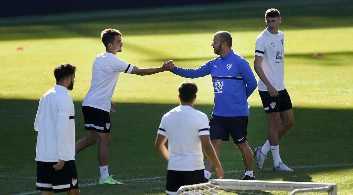 El equipo blanquiazul dirigido por el entrenador José Alberto López regresó al trabajo tras dos días de descanso con la intención de olvidar la derrota contra el Cartagena y centrar sus energías en ganar en casa contra el Tenerife en La Rosaleda. Surgieron múltiples novedades en cuanto altas y bajas, donde destacó la integración de Hicham tras lesión, y la ausencia de Paulino, Kevin y Escassi por prevención. El director deportivo, Manolo Gaspar, estuvo arropando al vestuario.