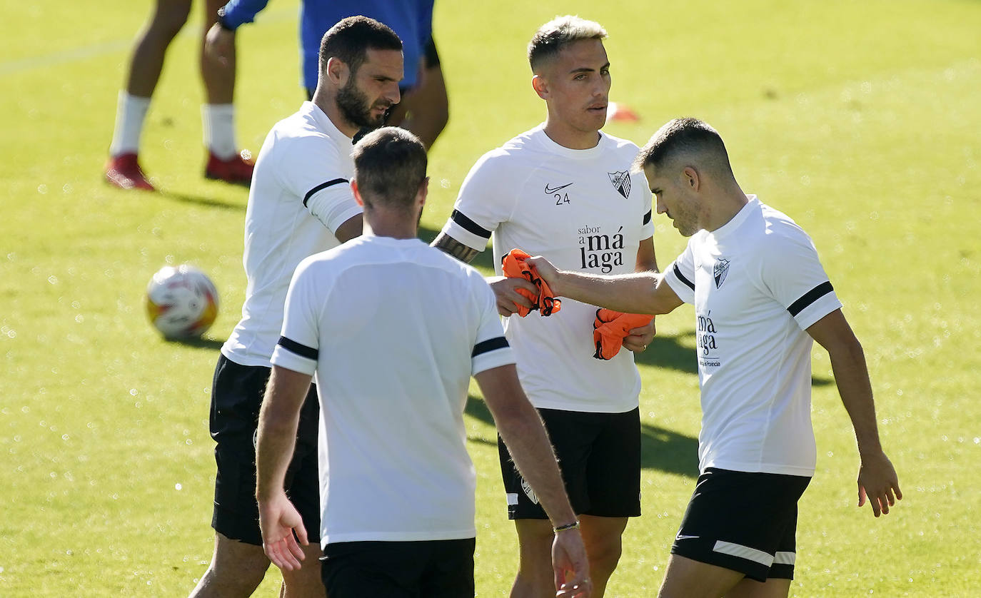 El equipo blanquiazul dirigido por el entrenador José Alberto López regresó al trabajo tras dos días de descanso con la intención de olvidar la derrota contra el Cartagena y centrar sus energías en ganar en casa contra el Tenerife en La Rosaleda. Surgieron múltiples novedades en cuanto altas y bajas, donde destacó la integración de Hicham tras lesión, y la ausencia de Paulino, Kevin y Escassi por prevención. El director deportivo, Manolo Gaspar, estuvo arropando al vestuario.