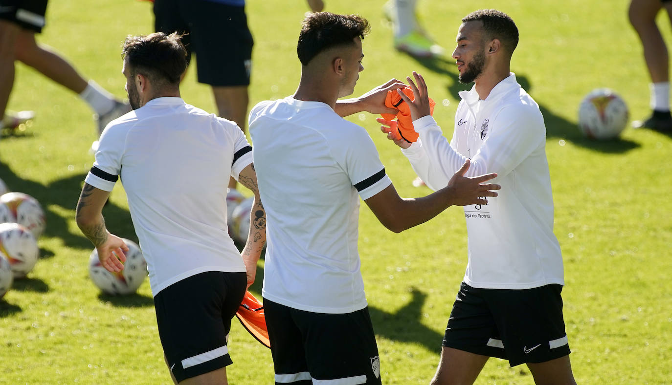 El equipo blanquiazul dirigido por el entrenador José Alberto López regresó al trabajo tras dos días de descanso con la intención de olvidar la derrota contra el Cartagena y centrar sus energías en ganar en casa contra el Tenerife en La Rosaleda. Surgieron múltiples novedades en cuanto altas y bajas, donde destacó la integración de Hicham tras lesión, y la ausencia de Paulino, Kevin y Escassi por prevención. El director deportivo, Manolo Gaspar, estuvo arropando al vestuario.