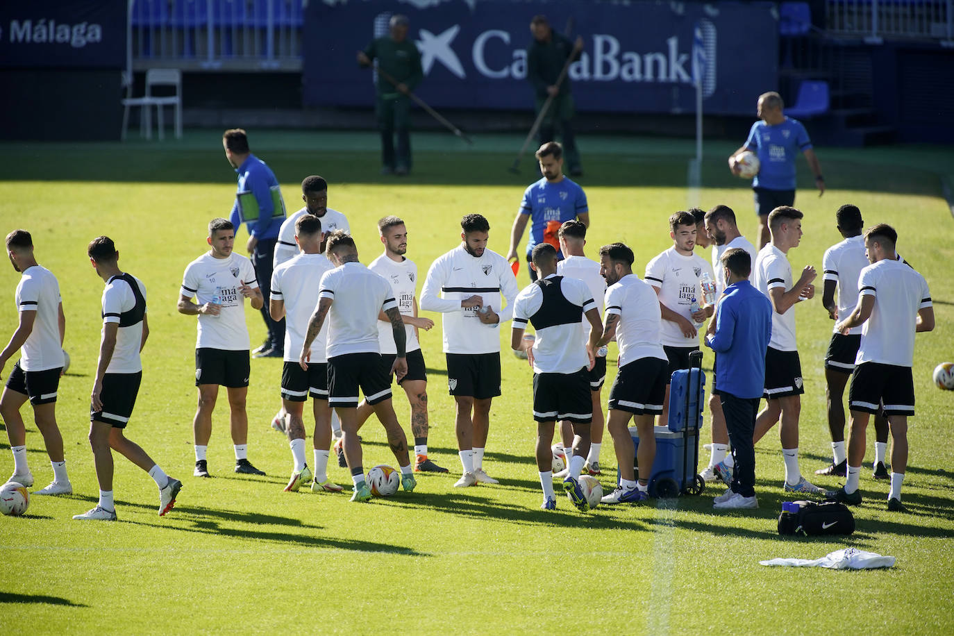 El equipo blanquiazul dirigido por el entrenador José Alberto López regresó al trabajo tras dos días de descanso con la intención de olvidar la derrota contra el Cartagena y centrar sus energías en ganar en casa contra el Tenerife en La Rosaleda. Surgieron múltiples novedades en cuanto altas y bajas, donde destacó la integración de Hicham tras lesión, y la ausencia de Paulino, Kevin y Escassi por prevención. El director deportivo, Manolo Gaspar, estuvo arropando al vestuario.