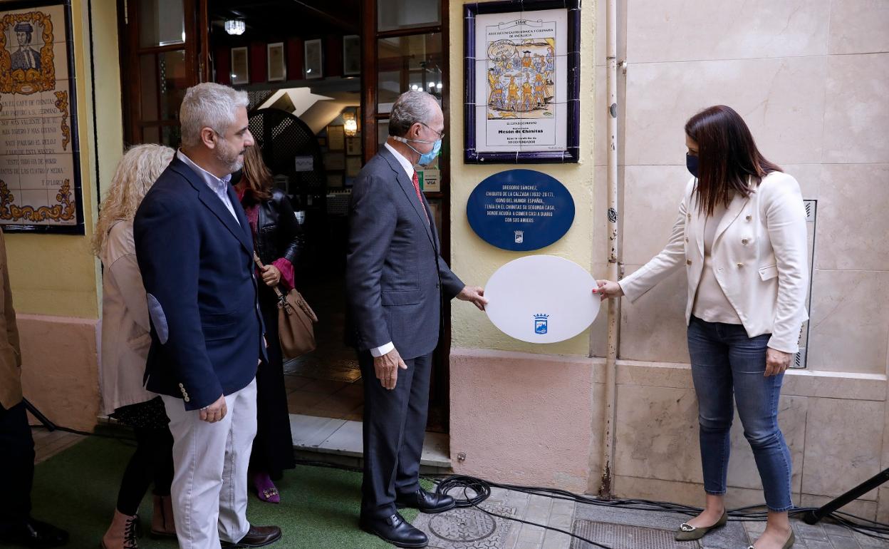 Francisco de la Torre y Noelia Losada descubren la nueva placa, ubicada en la puerta de El Chinitas.
