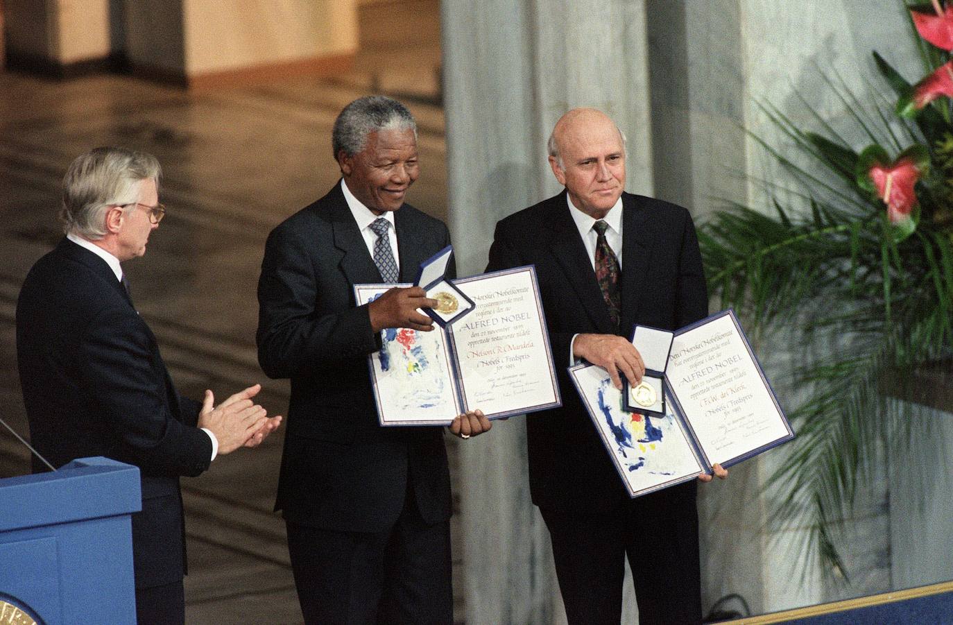 Mandela y De Klerk recogen el Premio Nobel de la Paz en 1993. 