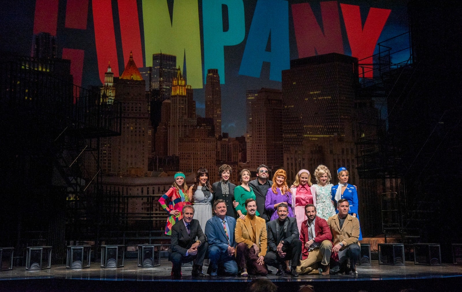 Proyecciones en 3D, un escenario giratorio y una escenografía envolvente dan espectacularidad al segundo musical de la factoría del Soho.