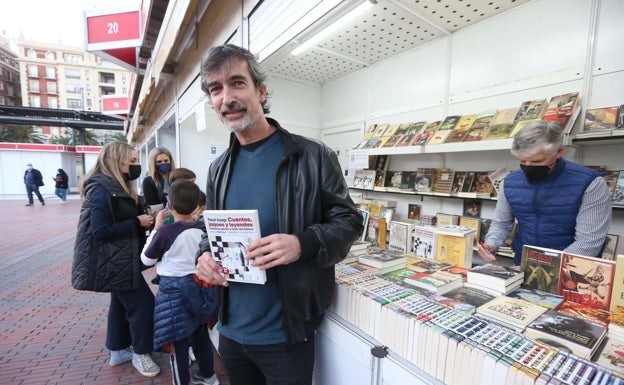 Manuel Azuaga, en la firma de su libro sobre historias del ajedrez.