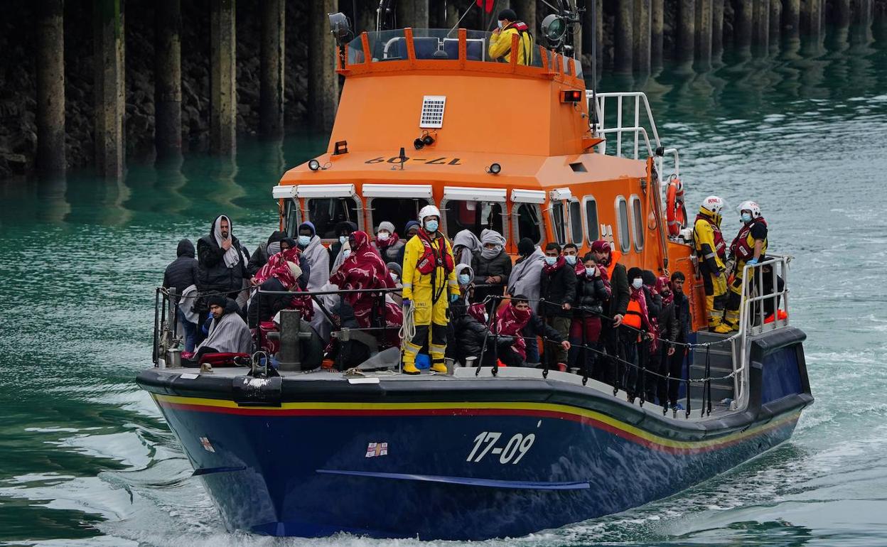 Un barco de salvamento llega a Dover con inmigrantes interceptados en el Canal de la Mancha.