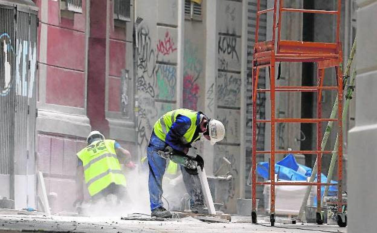 Trabajadores de la construcción, en una obra en Málaga.