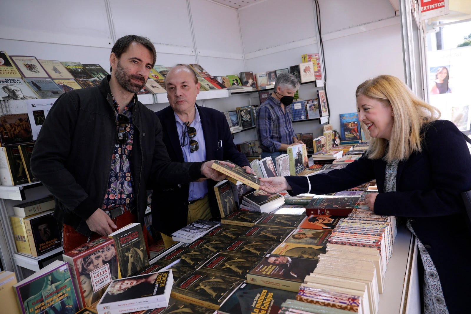 Unas 175.000 personas han acudido al evento celebrado en la plaza de la Marina, en donde las ventas de los libreros han aumentado un 20%