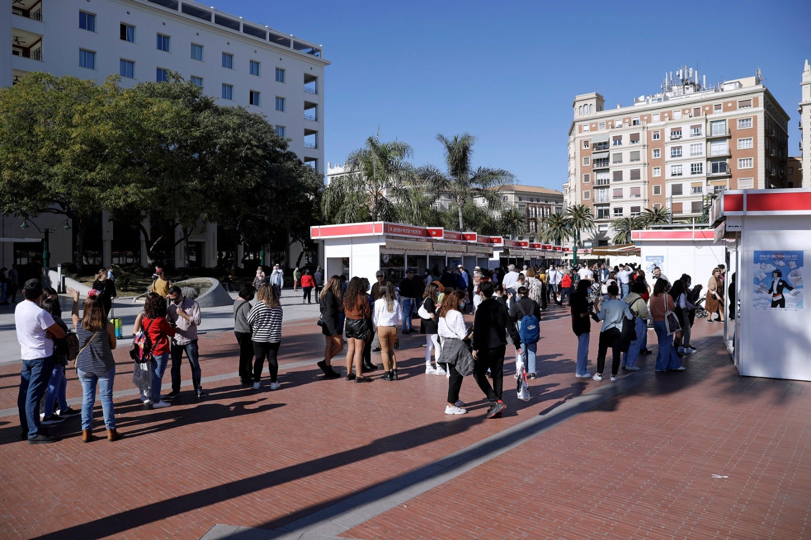 Unas 175.000 personas han acudido al evento celebrado en la plaza de la Marina, en donde las ventas de los libreros han aumentado un 20%