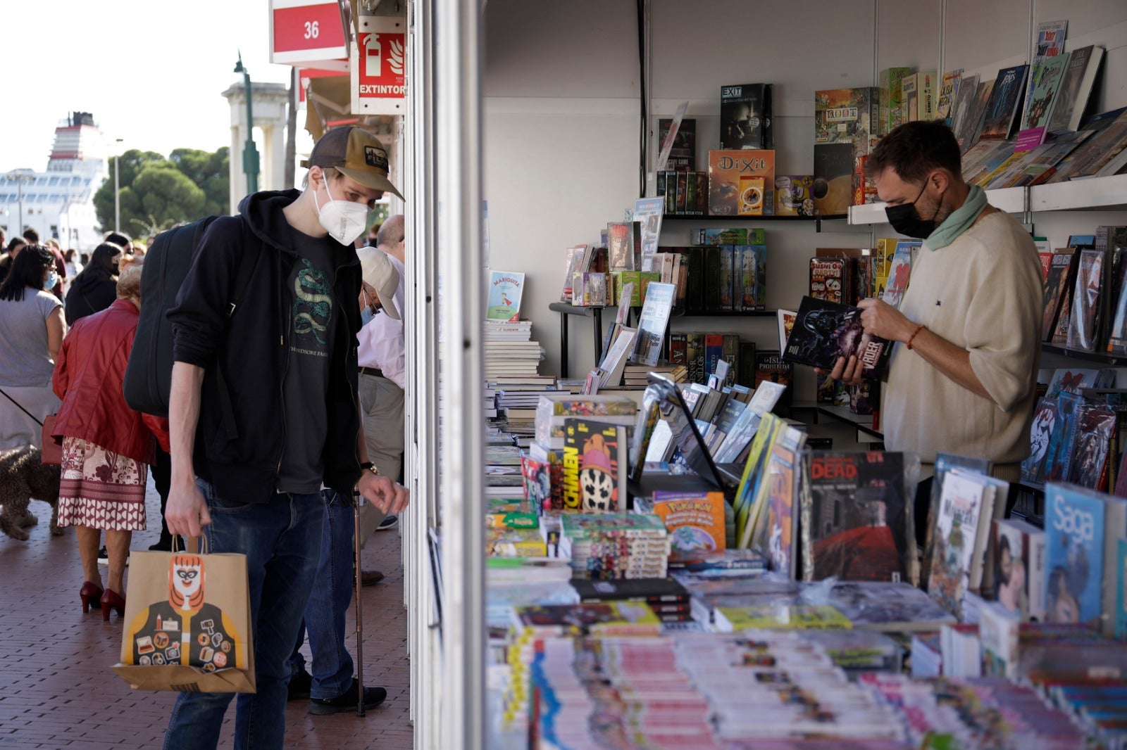 Unas 175.000 personas han acudido al evento celebrado en la plaza de la Marina, en donde las ventas de los libreros han aumentado un 20%