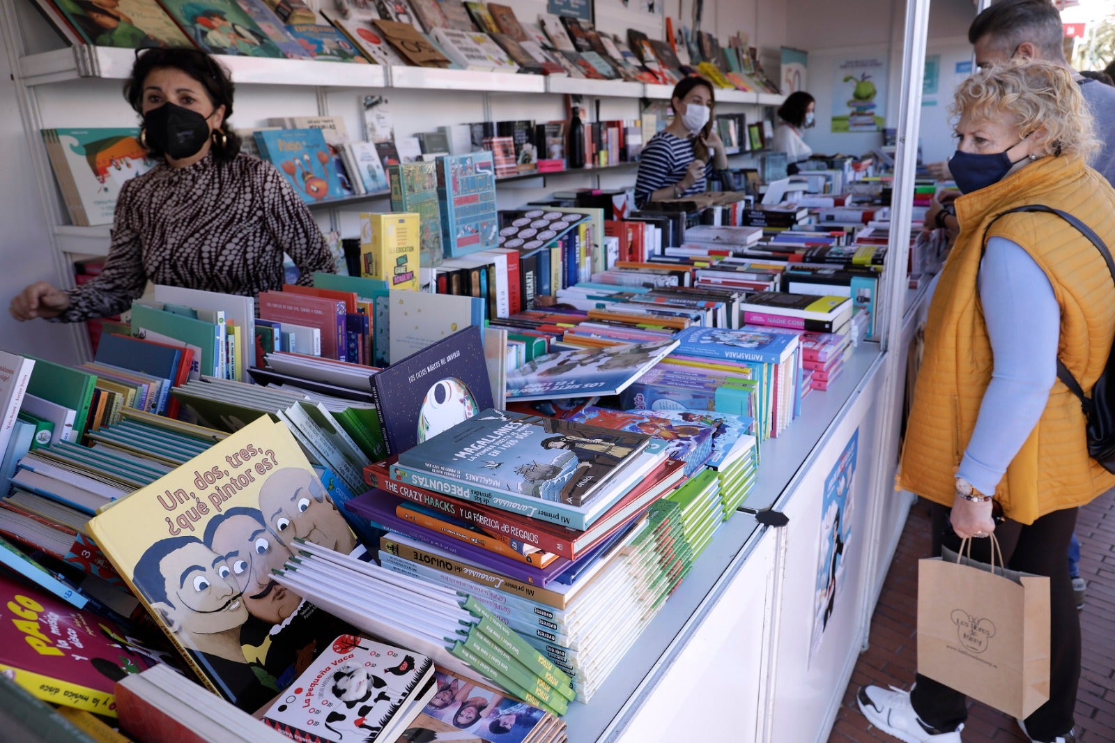 Unas 175.000 personas han acudido al evento celebrado en la plaza de la Marina, en donde las ventas de los libreros han aumentado un 20%