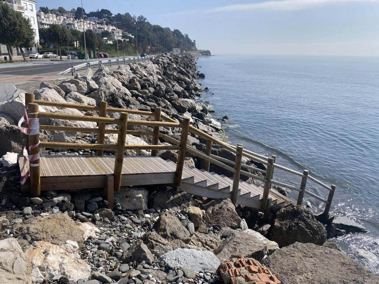 Litoral de Mezquitilla de Vélez-Málaga, donde no hay playa desde que se construyó el puerto de Caleta. e. c.